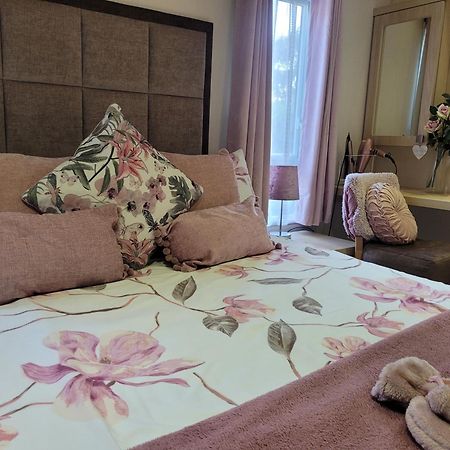 Beautiful 2 Bedroom Caravan, Holiday Park Tenby Saint Florence Exteriér fotografie