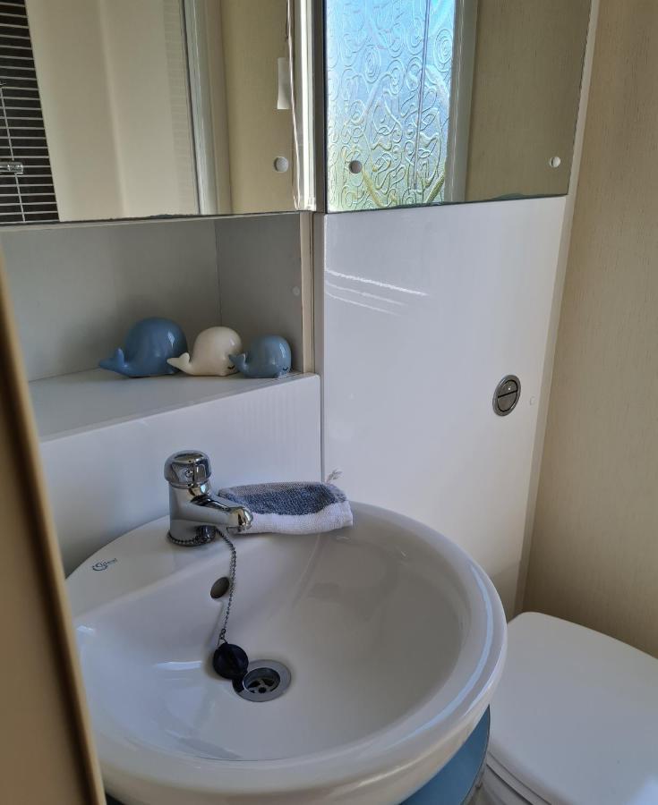 Beautiful 2 Bedroom Caravan, Holiday Park Tenby Saint Florence Exteriér fotografie