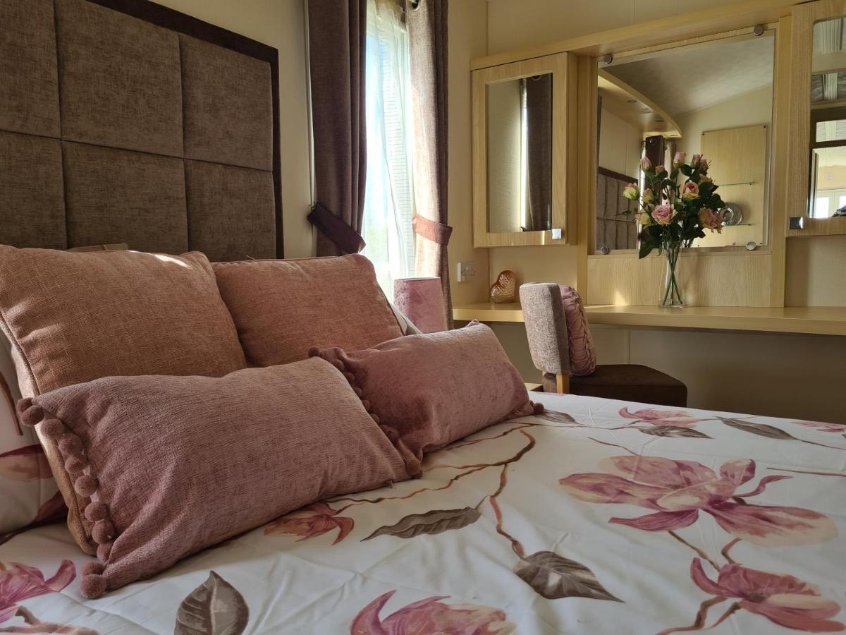 Beautiful 2 Bedroom Caravan, Holiday Park Tenby Saint Florence Exteriér fotografie