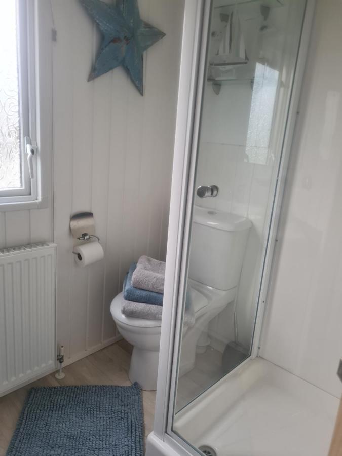 Beautiful 2 Bedroom Caravan, Holiday Park Tenby Saint Florence Exteriér fotografie