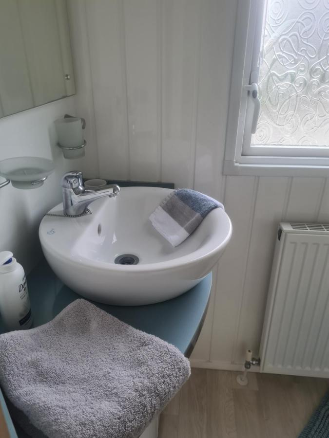 Beautiful 2 Bedroom Caravan, Holiday Park Tenby Saint Florence Exteriér fotografie