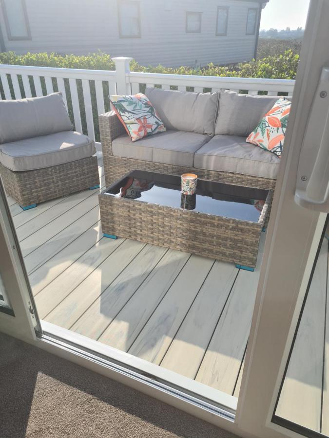 Beautiful 2 Bedroom Caravan, Holiday Park Tenby Saint Florence Exteriér fotografie