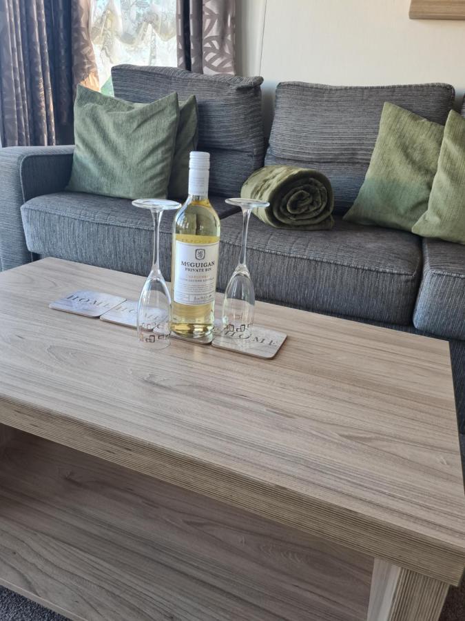 Beautiful 2 Bedroom Caravan, Holiday Park Tenby Saint Florence Exteriér fotografie