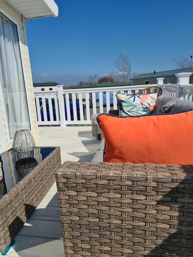Beautiful 2 Bedroom Caravan, Holiday Park Tenby Saint Florence Exteriér fotografie