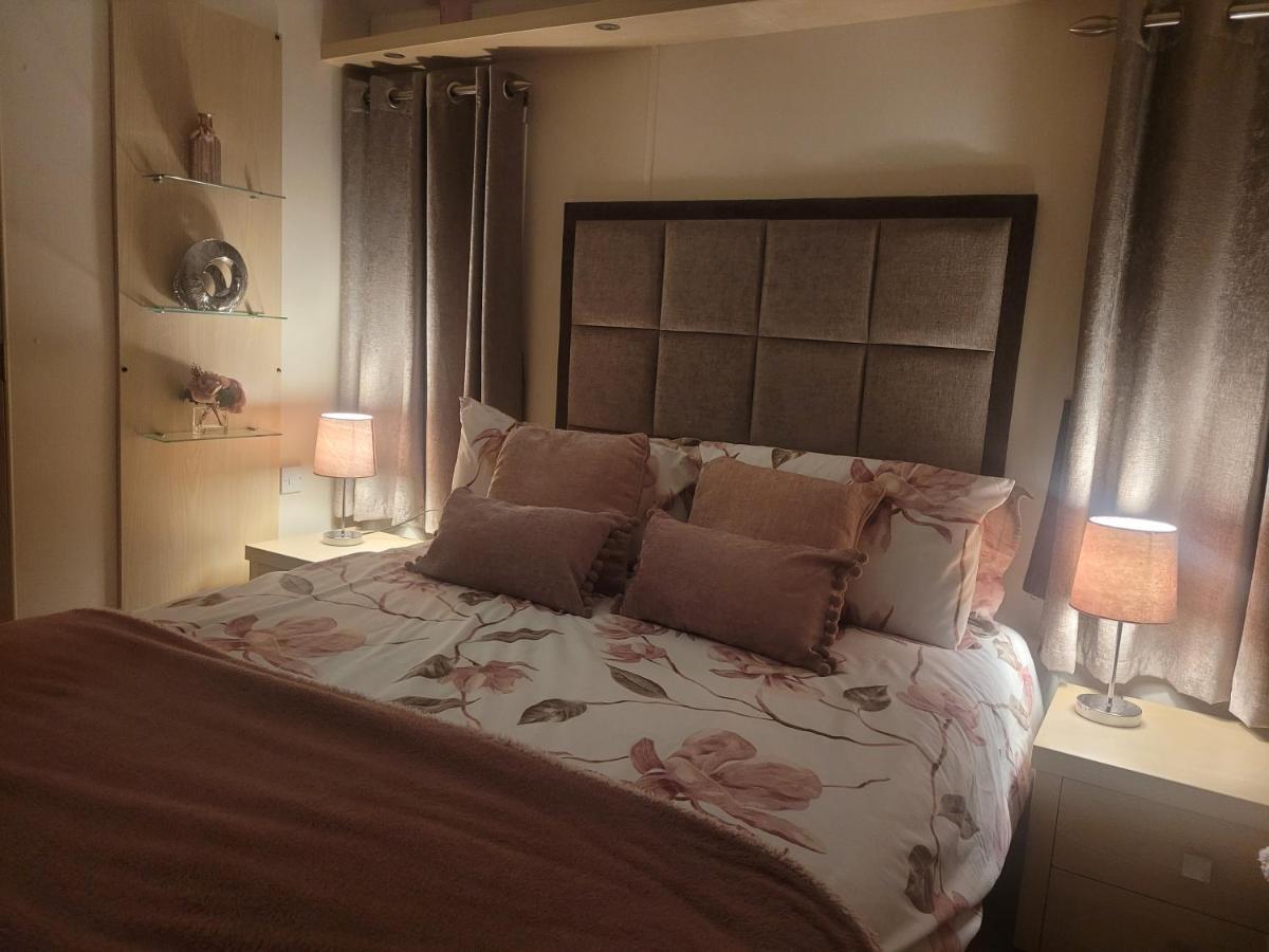 Beautiful 2 Bedroom Caravan, Holiday Park Tenby Saint Florence Exteriér fotografie