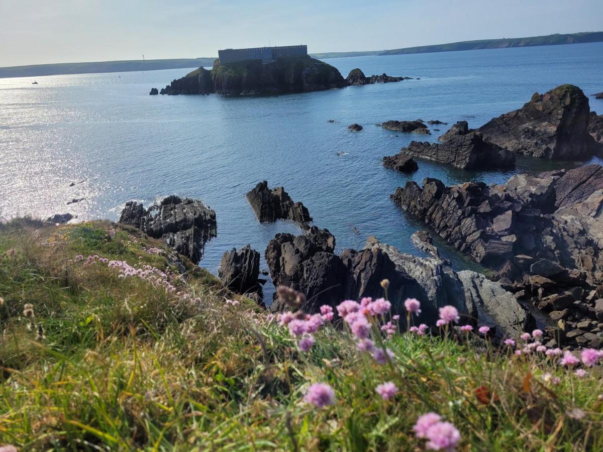 Beautiful 2 Bedroom Caravan, Holiday Park Tenby Saint Florence Exteriér fotografie