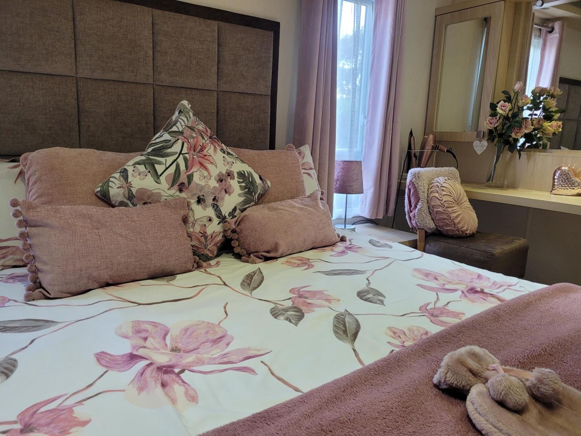 Beautiful 2 Bedroom Caravan, Holiday Park Tenby Saint Florence Exteriér fotografie